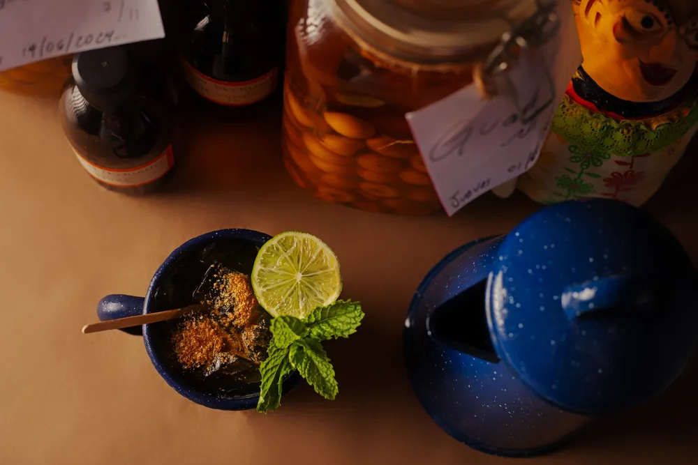 Tico Mule — coctel insignia con lima y hierbabuena