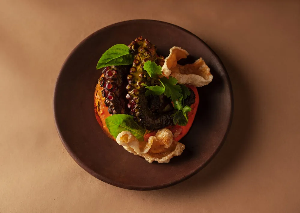 Vigorón de pulpo — brasas, cilantro y chicharrón